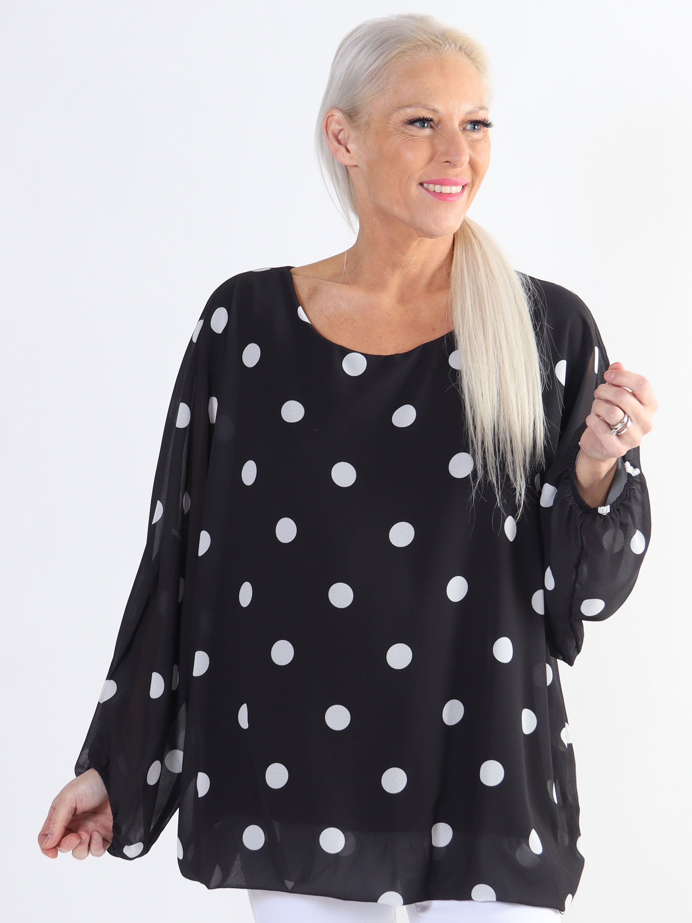 Destiny Dot - Plus size blus i chiffong med prickar